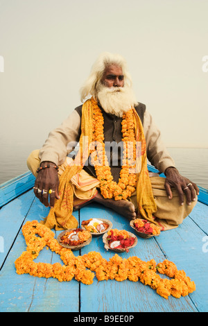 Sadhu assis dans un bateau et priant, Gange, Varanasi, Uttar Pradesh, Inde Banque D'Images