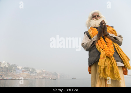 Debout et priant, Sadhu Gange, Varanasi, Uttar Pradesh, Inde Banque D'Images