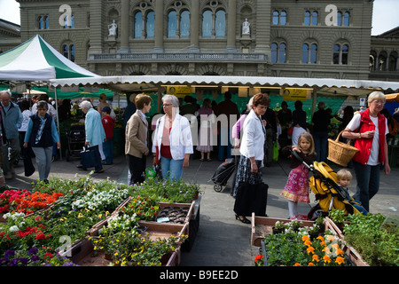 Les gens se promener sur la place du marché à Vieille Ville fédérale Bundesplatz Berne Canton de Berne Suisse Banque D'Images