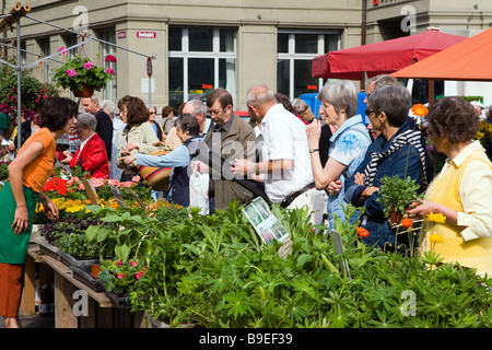 Les gens se promener sur la place du marché à Vieille Ville fédérale Bundesplatz Berne Canton de Berne Suisse Banque D'Images