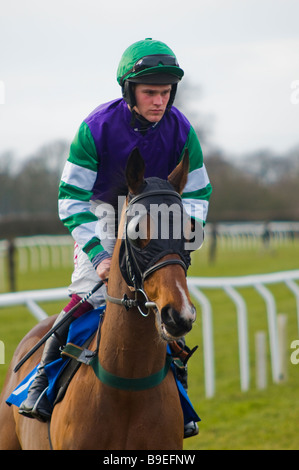 Un jockey galops d'un cheval au départ d'une course à Market Rasen raceourse, Lincolnshire Banque D'Images