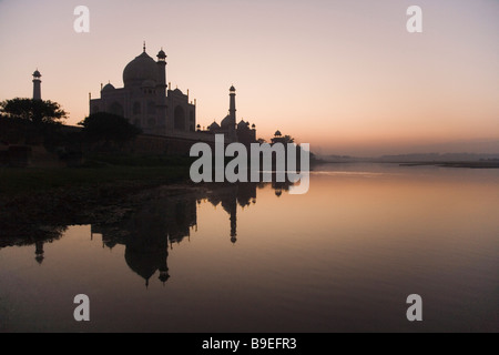 Mausolée au bord de l'eau, le Taj Mahal, la rivière Yamuna, Agra, Uttar Pradesh, Inde Banque D'Images