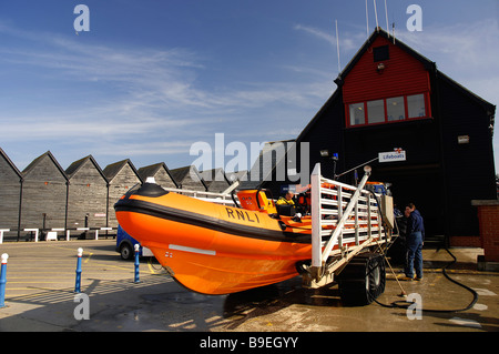 Bateau de sauvetage côtier sur sa remorque de lancement RNLI à l'extérieur de la station de bateau de sauvetage Whitstable dans le Kent au royaume-uni Banque D'Images