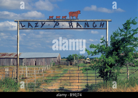 Ranch près de la porte en fer forgé dans Rosebud Falls Comté Texas USA Banque D'Images