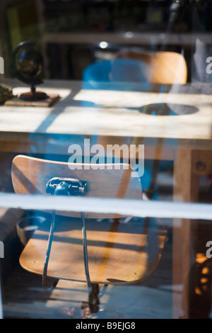 Vue à travers l'ancienne fenêtre à table chaises de bureau Banque D'Images