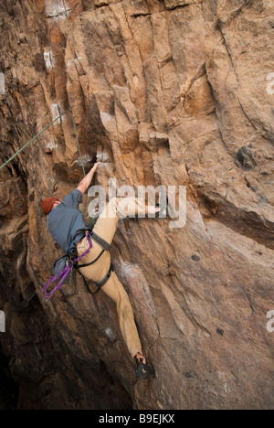 Pratiques de grimpeur dans une grotte peu profonde, Eldorado Canyon State Park, Eldorado Springs, Colorado. Banque D'Images