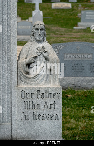 Une statue de Jésus Christ notre Rédempteur dans le cimetière catholique, Pittsburgh, Pennsylvanie . Banque D'Images