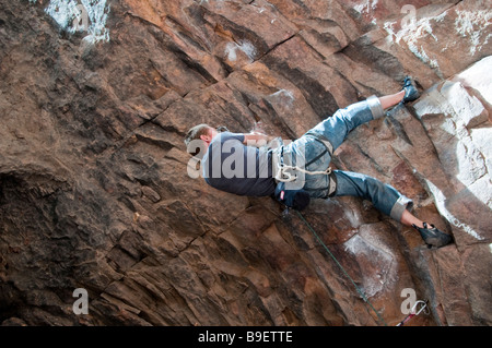 Pratiques de grimpeur dans une grotte peu profonde, Eldorado Canyon State Park, Eldorado Springs, Colorado. Banque D'Images