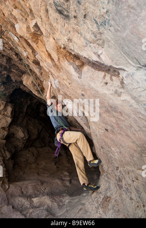 Pratiques de grimpeur dans une grotte peu profonde, Eldorado Canyon State Park, Eldorado Springs, Colorado. Banque D'Images