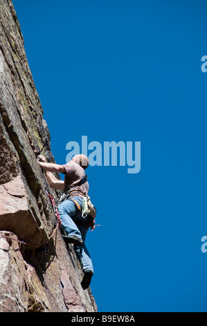 Grimpeur sur les falaises, Eldorado Canyon State Park, Eldorado Springs, Colorado. Banque D'Images