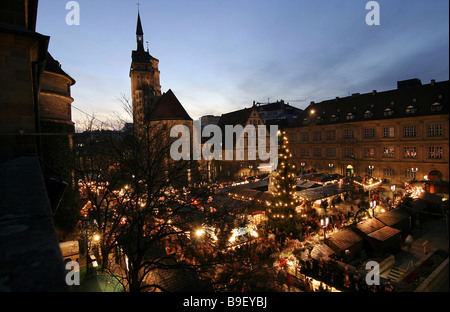 Marché de Noël sur la place Schillerplatz à Stuttgart, Allemagne Banque D'Images