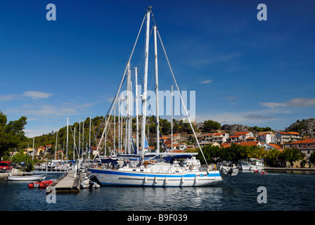 Yachts dans le port de plaisance de Skradin sur la côte dalmate de la Croatie Banque D'Images