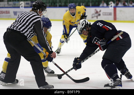 Face-off entre David Valek, n° 21, USA, et un joueur suédois. Banque D'Images