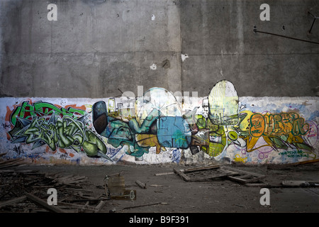 Graffiti dans une friche industrielle (usine Vichy - Allier - France). Le Graffiti dans une usine désaffectée (Vichy - Allier - France). Banque D'Images