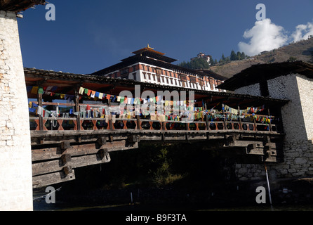 Les imposants murs de pierres peintes en blanc de Paro Dzong, Rinchen Rinpung Dzong, Pung Dzong, forteresse sur un tas de pierres au-dessus de la Banque D'Images