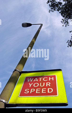 La jaune rouge et blanc regardez votre vitesse à un lampadaire Banque D'Images