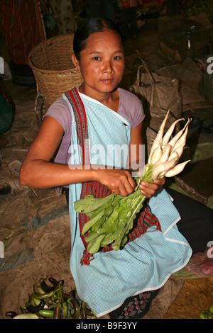 L'assamais Woman Holding Panais sur son échoppe de marché, de Diphu, Assam Banque D'Images