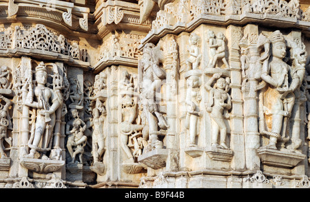 Finement sculptée en pierre à Chaumukha Temple, le temple principal du complexe de temples Jain à Ranakpur. Banque D'Images