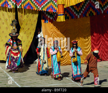 Accompagnement musiciens Danseurs au festival de Mongar, Mongar Tsechu. Les musiciens sont vêtus de robes de soie aux couleurs vives Banque D'Images