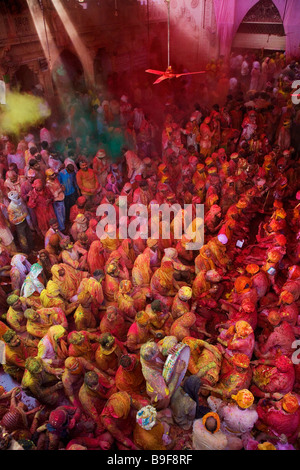 Les hommes de Nandgaon & Barsana siègent en face de chaque dans un Samaaj (un rassemblement communautaire)pendant le festival de Holi Inde Uttar Pradesh Banque D'Images