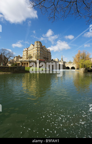 La rivière Avon à Bath Somerset avec Pulteney Bridge en arrière-plan et l'Empire Hotel dans le centre de l'image. Banque D'Images