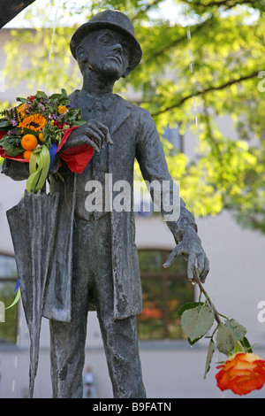 Allemagne Bavière Munich Karl-Valentin-fontaine Viktualienmarkt Bavière connu célèbre sculpteur sculpture art-bouquet de fleurs Banque D'Images