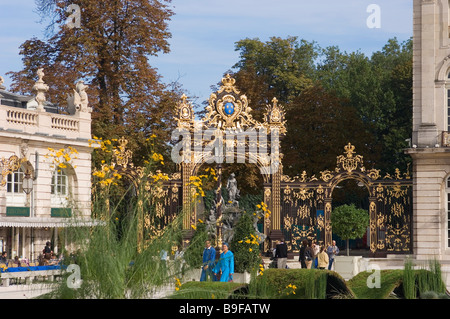 Fontaine en face de la porte de la Place Stanislas Nancy Meurthe et Moselle France Banque D'Images