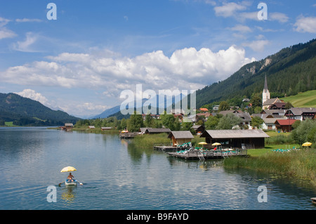 Bâtiments sur front de mer, Weissensee, Techendorf, Carinthie, Autriche Banque D'Images