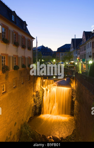 Cascade illuminée au crépuscule, Loèche, Saarburg, Rhénanie-Palatinat, Allemagne Banque D'Images