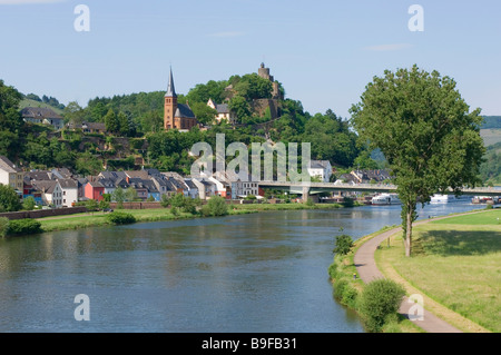 Pont sur rivière, Saarburg, Rhénanie-Palatinat, Allemagne Banque D'Images