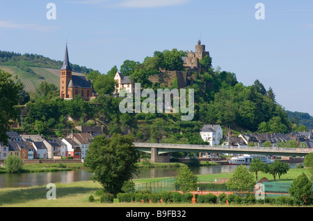 Pont sur rivière, Saarburg, Rhénanie-Palatinat, Allemagne Banque D'Images