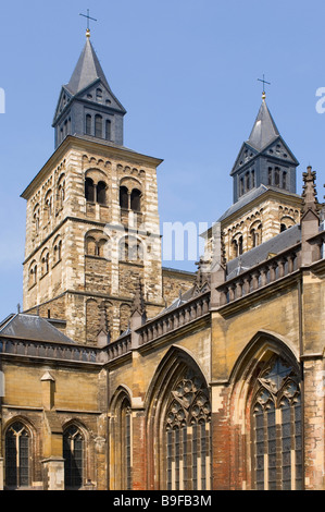 Low angle view of church, Basilique Saint-servais, Maastricht, Limbourg, Pays-Bas Banque D'Images