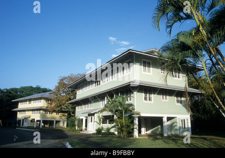 Maisons à Weatherboarded Gamboa Rainforest Resort, de l'emplacement de l'ancien quartier général de l'administration du Canal de Panama, Panama Banque D'Images