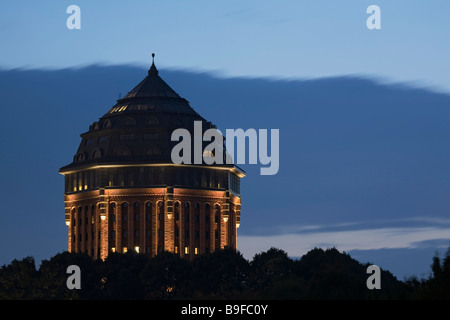 Building lit up at Dusk, Hambourg, Allemagne Banque D'Images