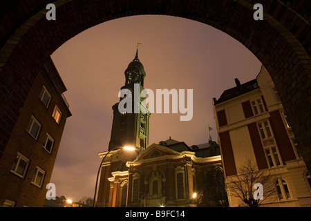 Tour de l'horloge vue de archway, Allemagne Banque D'Images