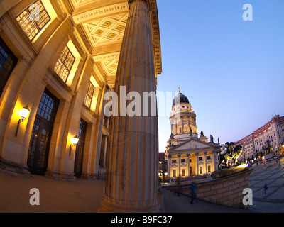 Cathédrale illuminée au crépuscule, Berlin, Allemagne Banque D'Images