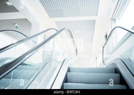 Low angle view of escalator Banque D'Images