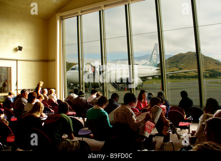 Les gens qui attendent au salon de l'aéroport, Queenstown, île du Sud Nouvelle-zélande, Nouvelle-Zélande Banque D'Images