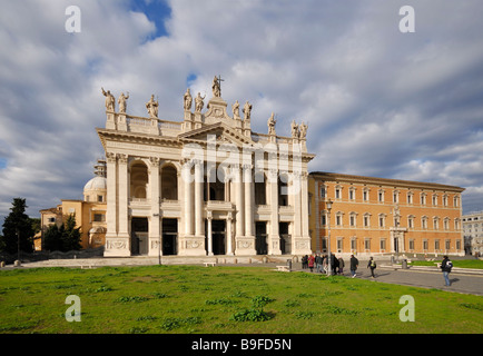 Les touristes en face de la basilique Saint Jean de Latran, la Basilique, Rome, Latium, Italie Banque D'Images