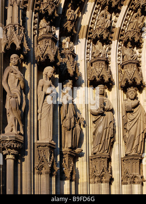 Sculptures sur le mur de la cathédrale, la cathédrale de Cologne, Cologne, Rhénanie du Nord-Westphalie, Allemagne, Banque D'Images