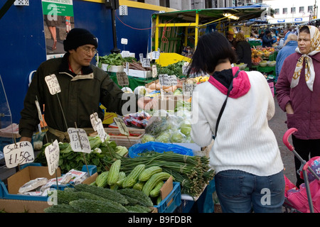 La vente des produits de trader le marché chinois à Surrey street market Croydon Surrey Banque D'Images