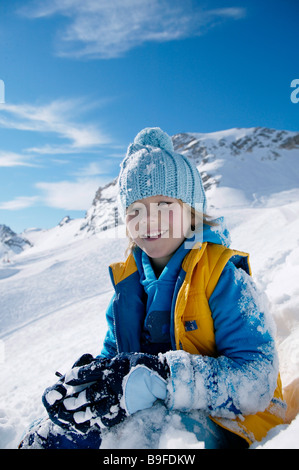 Portrait of boy smiling sur snowcovered landscape Banque D'Images