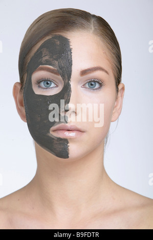 Femme portant un masque de visage, portrait Banque D'Images