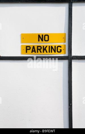 "Pas de parking" signe sur la porte de garage fabriqués à partir de plaques de numéro de style britannique Banque D'Images