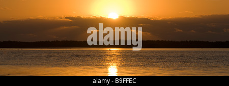 Soleil se lève à travers les nuages au-dessus des îles de mangrove dans la baie de Floride le Parc National des Everglades en Floride Banque D'Images