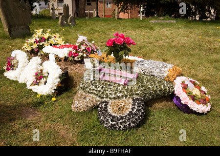 Décès tributs floraux sur tombe récemment creusé Banque D'Images