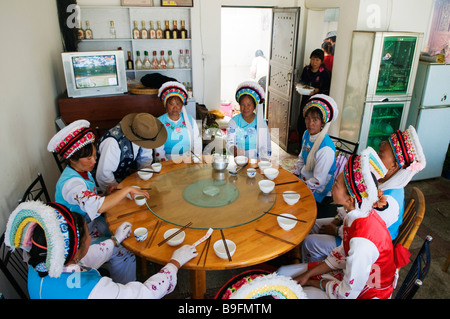 Chine, province du Yunnan, Dali Town. Bai women eating dans un restaurant au cours de San yue jie Troisième Fête de la Lune Banque D'Images