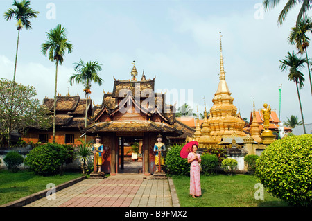 Chine, province du Yunnan, district de Xishuangbanna, Ganlanba (Menghan). Devant la porte d'un temple dans le parc de la minorité Dai Banque D'Images