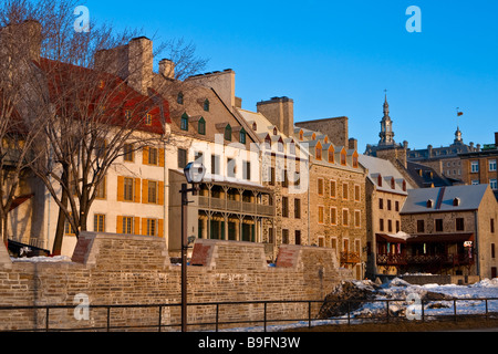 Mur de la ville de la batterie royale et maisons anciennes à Place de Paris connu officiellement sous le nom de Place du marché Finlay à Québec Banque D'Images