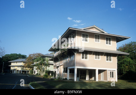 Maisons à Weatherboarded Gamboa Rainforest Resort, de l'emplacement de l'ancien quartier général de l'administration du Canal de Panama, Panama Banque D'Images